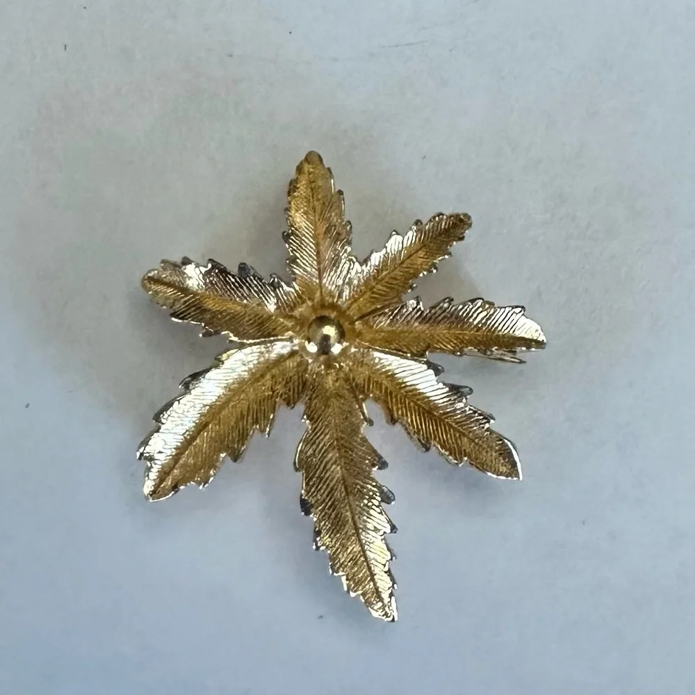 Womens vintage Maple‎ Leaf gold tone brooch pin